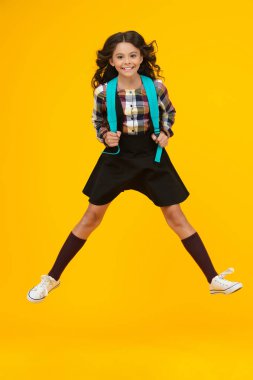 Okul eğitimi. Mutlu öğrenci. Sarıda izole bir şekilde atlayan genç kız. Okul satışı. Üniversitede okuyorum. Sırt çantasıyla atlayan öğrenci kız. Okula dönelim. Bilgi toplama günü. Bilgi ve eğitim.