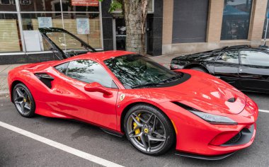 Chicago, Illinois - 29 Eylül 2024: Ferrari F8 Spider veya Haraç kırmızısı. Ferrari F8 Spider ya da Haraççı sokağa park etmiş. Köşeden bak. Lüks Ferrari F8 Örümcek ya da Chicago 'daki haraç