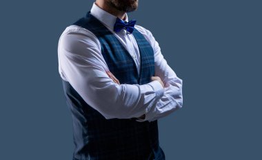 Zarif siyah takım elbiseli şık bir adam. Smokinli bir beyefendi. Resmi etkinlikteki iş adamı. Damadın smokin tarzı var. Centilmen smokini. Smokin, kesilmiş. Papyonlu adam gride izole edilmiş. Terzi kıyafeti..