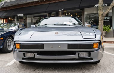 Chicago, Illinois - 29 Eylül 2024: klasik Porsche 944 gümüş rengi. Sokakta park edilmiş klasik Porsche 944. Köşeden bak. Retro Porsche 944 Chicago 'da