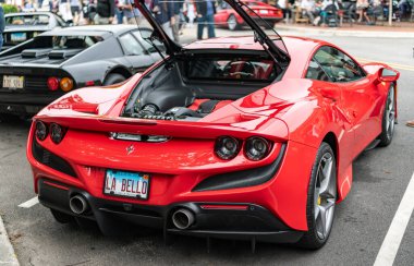 Chicago, Illinois - 29 Eylül 2024: Ferrari F8 Spider veya Haraç kırmızısı. Ferrari F8 Spider ya da Haraççı sokağa park etmiş. Köşeden bak. Lüks Ferrari F8 Örümcek ya da Chicago 'daki haraç
