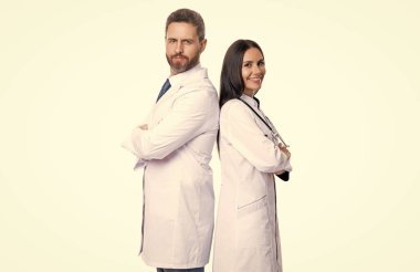 Tıp alanında iki doktor. Steteskobu olan doktor beyaza izole edilmiş. Beyaz önlüklü profesyonel doktor ve tıp kadını. İlaç ve sağlık sigortası. Hastanedeki doktor. Sağlık hizmeti sağlayıcısı.