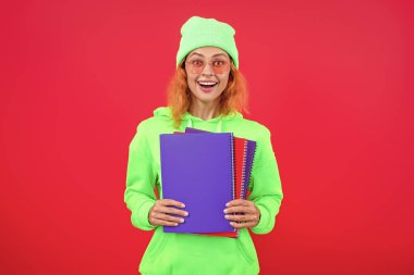 Genç bayan okula geri dönüyor. Bilgi toplama günü. Üniversitede eğitim. Pembe üzerine izole edilmiş bir kadın öğrenci. 1 Eylül. Üniversite öğrencisi. Bilgi ve eğitim. Okul eğitimi. Öğrencilerin hayatı.