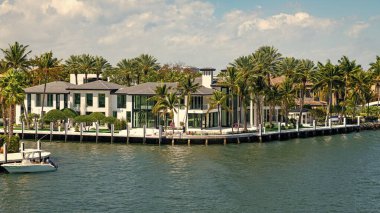 Tropik cennet tatil beldesinde yaz tatili. Yat iskelesi olan lüks bir yazlık villa. Yaz cennetinde tatil. Yazın lüks bir tatil köyü. Florida 'nın tropikal körfezine git. Huzurlu egzotik manzara.