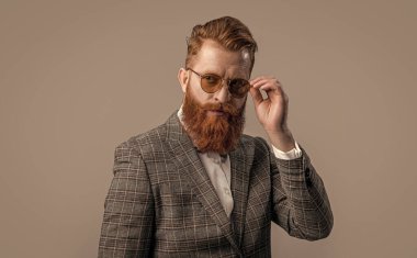 Formalite icabı smokinli adam gride tek başına. Formalite içinde smokin giyen kızıl saçlı adam. Erkekler şık erkek kıyafetleri giyer. Resmi takım elbiseli sakallı beyefendinin zarafeti. Resmi kıyafet. Şık zarafet.