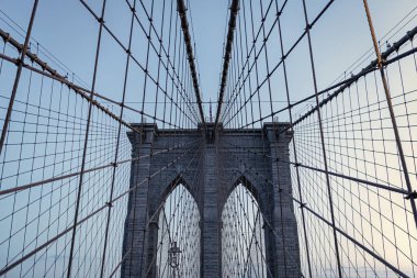 New York 'taki Brooklyn Köprüsü Manhattan ve Brooklyn ilçeleri arasındaki East River' ı kapsıyor..