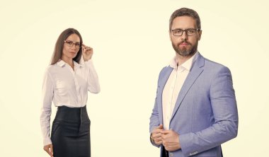 Profesyonel iş lideri ve menajeri. Başarılı iş adamları. Vizyon beyanı. İş arkadaşları beyazları izole ediyor. Resmi takım elbiseli iki iş adamı. Hırslı iş adamları destekliyor..