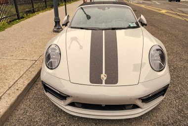 New York, ABD - 28 Nisan 2024: Porsche 911 spor araba açık hava, ön manzara.
