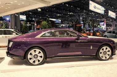 New York City, ABD - 27 Mart 2024: Rolls Royce Spectre New York Uluslararası Otomobil Fuarı 'nda lüks araba, yan görüş.