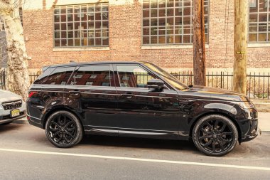 New York City, ABD - 15 Mart 2024: Range Rover Sport arabası sokağa park edilmiş, yan görüş.