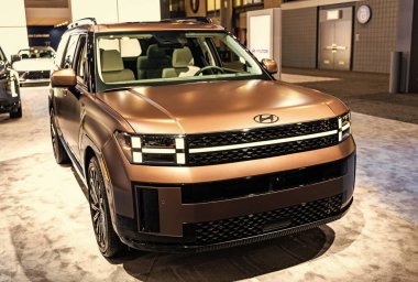 New York City, ABD - 28 Mart 2024: Hyundai Santa Fe SUV mat araba New York Uluslararası Otomobil Fuarı, ön köşe manzaralı.