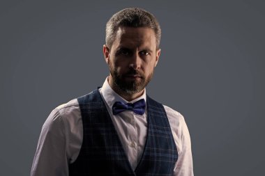 Şık smokin papyonu. Papyonlu garson servis yapmaya hazır. Garson. Smokinli erkek giysili adam Griler 'de izole edilmiş. Resmi erkek giyim sektöründe karizmatik bir adam. Yakışıklı garson adam smokin giyer. Baş Garson.