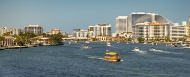 Fort Lauderdale, Florida, ABD - 25 Mart 2023 Yaz tatilinde Fort Lauderdale turist kıyı şeridi manzarası.