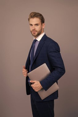 Dijital girişimci e-ticaret girişimi üzerine çalışıyor. Dizüstü bilgisayarlı bir iş adamı. İnternette çalışan bir iş adamı. İş başarısı. Kafkasyalı işadamı gri yolda izole edilmiş. Veri analizi Meşgul CEO..