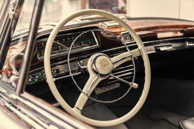 New York City, ABD - 27 Mart 2024: Mercedes Benz W105 W128 W128 W180 üstü açık eski araba New York Uluslararası Otomobil Fuarı 'nda direksiyon simidi, köşe görüş.