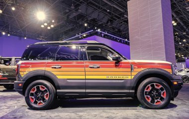 New York City, ABD - 27 Mart 2024 Ford Bronco Spor Serbest Tekerlekli Araç New York Uluslararası Otomobil Fuarı, yan görüş.