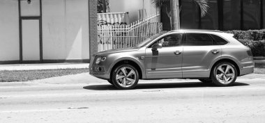 Miami Beach, Florida USA - 15 Nisan 2021 Bentley Bentayga v8 2015 SUv, yan görüş.