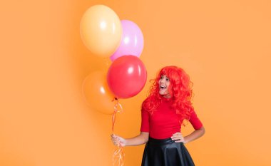 sarı arka planda parti balonu olan sürpriz çocuk.