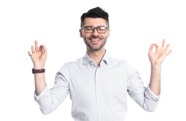 Stüdyoda meditasyon yapan mutlu iş adamı. Meditasyon yapan bir iş adamının jesti. Yetişkin iş adamı iyi bir jestle meditasyon yapıyor. Beyaz arka planda meditasyon yapan işadamı.