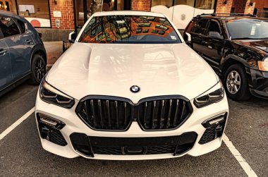 New York City, ABD - 15 Mart 2024: BMW X6 modern beyaz araba açık hava manzaralı.