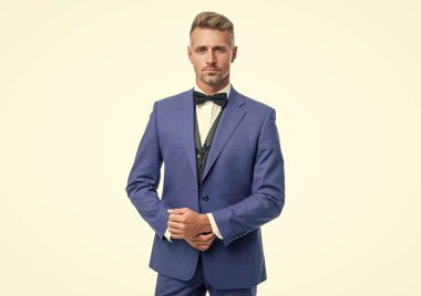 Beyaz arka planda, mavi, zengin smokinli, kır saçlı damat..