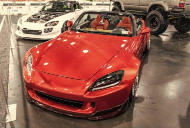 New York City, ABD - 27 Mart 2024: Honda S2000 lüks üstü açık kırmızı araba New York Uluslararası Otomobil Fuarı, ön manzara.