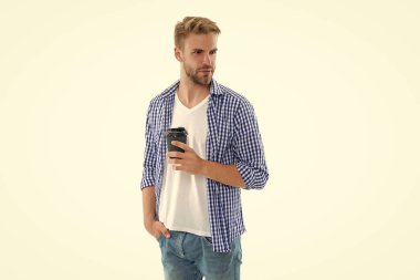 Arka planda sabah kahvesi olan bir adam. Stüdyoda sabah kahveli bir adam. Sabah kahveli bir adamın görüntüsü. Sabah kahvesi içen adam beyaz tenli..