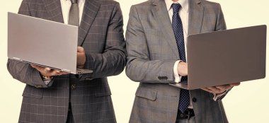 Dizüstü bilgisayarlı takım elbiseli işadamları beyaza izole edilmiş. Uzaktan kumanda. İşadamları e-postayı kontrol ediyor. İşadamları serbest çalışıyor. İş çevrimiçi. Serbest çalışan adamlar dizüstü bilgisayarda çalışıyor. Çevrimiçi işbirliği.