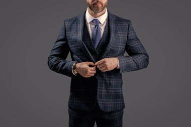 Resmi erkek giyimi. Resmi kıyafet kuralı. Formalite icabı giyinmiş bir adam. Zarif takım elbiseli bir iş adamı. Gri üzerine kravat takılmış resmi takım elbise ceketi. İş adamı ceketli adam. İş elbisesi.