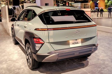 New York City, ABD - 27 Mart 2024 Hyundai Kona arabası New York Uluslararası Otomobil Fuarı, arka görüş.