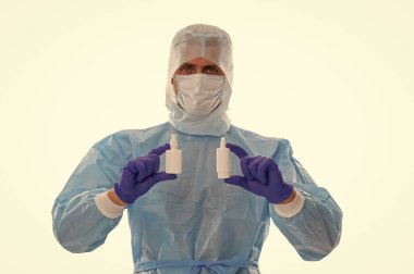 Tıp doktoru beyazları soyutladı. Burun spreyi. Tedavi teklif et. Burun akışına karşı burun spreyi. Şifacı burun spreyi kullanıyor. Burun spreyi olan bir doktor. İlaç ve sağlık. Burun sulama..