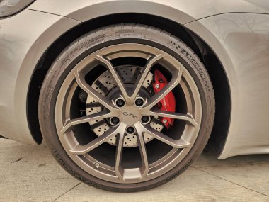 New York, ABD - 10 Mart 2024: Porsche 718 Cayman lüks araba tekerleği ve disk.