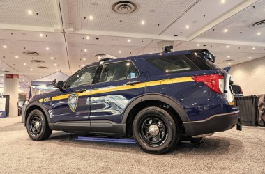 New York City, ABD - 27 Mart 2024: Ford Explorer TBTA polis aracı New York Uluslararası Otomobil Fuarı, köşe görünümü.