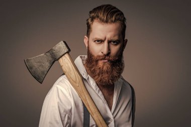 Sakallı adam gri yolda izole edilmiş. Sakallı adam, baltayı tut. Saç ve sakal bakımı. Yakışıklı, sakallı, vahşi adam. Sakal şekillendirme. Bıyıklı, Kafkas bir hippi. Klasik tasarım.