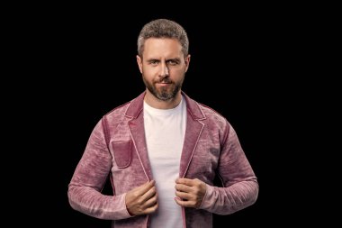 Siyah ceketli adam izole edilmiş. Tıraşsız sakallı olgun bir adam. Moda erkek tarzı. Normal erkek stili. İspanyol, olgun bir adam. Erkek giyim gündelik moda. Erkek giyimli adam..