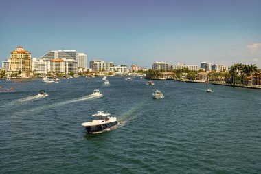 Fort Lauderdale, Florida, ABD - 25 Mart 2023 Fort Lauderdale turist kıyı şeridi manzaralı birçok tekne.