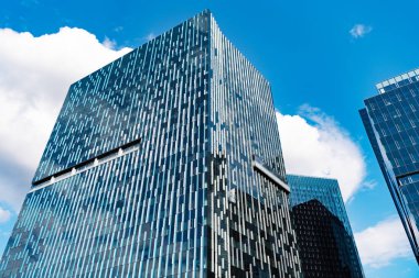 Gökdelen mimarisi. İş gökdeleninde. Modern cam bina. Şehir merkezindeki gökdelen. Şehir merkezinde gökdelenli. Modern mimari. İş alanındaki ofis binası.