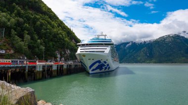 Skagway, Alaska, ABD - 23 Temmuz 2019: Seyahat güzergahı. Prenses 'in Ada Prensesi seyahati. Gemi turu. Alaska limanı ve yolcu gemisi. Lüks gemi seyahati.