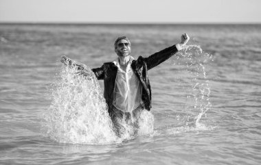 Yaz gezisinde işletme müdürüyüm. Yaz işi. Yaz tatilinde yönetici iş adamı. Yaz haftasonu ve uzak bağımsız çalışma. Özgürlük ve mutluluk. Bilgisayarlı iş adamı.