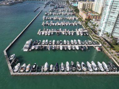 Miami güney sahili manzaralı. Lüks bir yat limanında. Lüks bir yaşam tarzı. Lüks Miami Florida manzarası. Yaz tatili. Marina rıhtımı. Lüks Güney Sahili marinası. Marina görünümü.