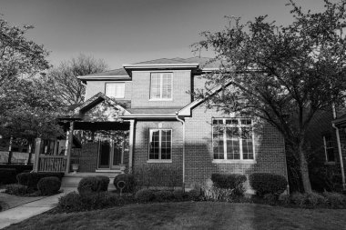 Modern varoş yazlığı. Mimarlık konsepti. Banliyöde bir ev. Açık havada bir ev. Mahalledeki banliyö evi. Banliyö ev mimarisi. Banliyö evi.