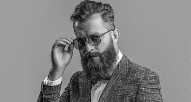 Resmi takım elbiseli sakallı beyefendinin zarafeti. Resmi kıyafet. Formalite icabı smokinli adam gride tek başına. Formalite içinde smokin giyen kızıl saçlı adam. Erkekler şık erkek kıyafetleri giyer..