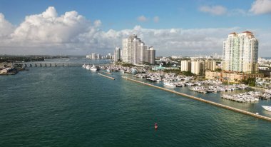Yaz tatili. Lüks Güney Sahili marinası. Miami güney sahili manzaralı. Lüks bir yat limanında. Lüks bir yaşam tarzı. Miami Biscayne Körfezi Florida manzarası. Biscayne Körfezi. Marina görünümü.