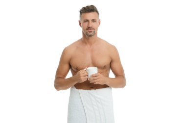 Sabah rutini. Gövdesi olan yakışıklı bir adamın sabah kahvesi. Duştan sonra üstsüz adam. Kaslı vücudu olan, evde kahve içen, beyaz tenli, olgun, yakışıklı bir adam. Evde rahatla.