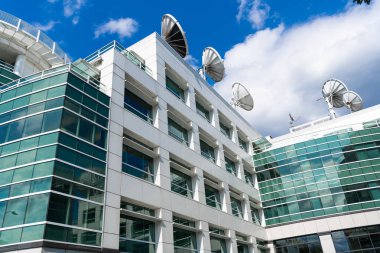 Uydu antenli bir binanın mimari tasarımı. Konut mimarisi. Mimari dış görünüş. Yerleşik cam dış parçası. Modern konut binası. Cam bina..