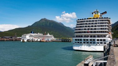 Skagway, Alaska, ABD - 07 Temmuz 2019 Coasta Crociere 'den Costa Deliziosa. Norveçli Mücevher Şirketi, NCL. Gemi turu. Alaska limanı yolcu gemisi ile.