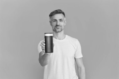 Tıraş losyonlu adam. Günlük bakım. Cilt güzellik kozmetiği. Şampuan ya da tıraş losyonu. Erkek kozmetik ürününü sunuyorum. Adam şampuan kullanıyor. Olgun adam saç kremi kullanır. Seçici odak.