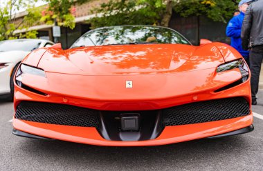 Chicago, Illinois - 29 Eylül 2024 Ferrari sf90 stradale sarı renk. Ferrari SF90 Stradale sokağa park etmiş. Ön manzara. Lüks Ferrari sf90 Stradale Chicago 'da