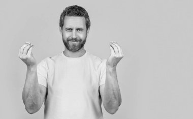 Paralı adam sarıya izole edilmiş, kopyala uzayı. Geçmişinde para işareti olan bir adam. Stüdyoda parası olan bir adam. Paralı bir adamın fotoğrafı..