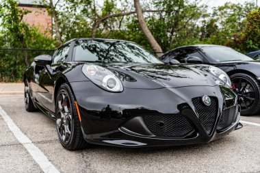 Chicago, Illinois - 29 Eylül 2024: 2015 Alfa Romeo 4C Coupe siyah rengi. P2015 Alfa Romeo 4C Coupe sokağa park etmiş. Köşeden bak. 2015 Alfa Romeo 4C Coupe Chicago 'da